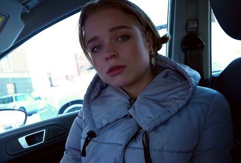 Коллектор из банка выследил должницу и предложил ей выгодное предложение.