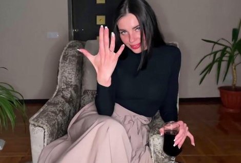 Пьяная москвичка, хвастается перед бывшим заручальным кольцом, но при этом проситься по сосать его член.